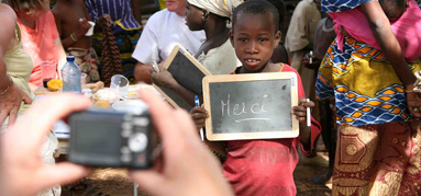 Les bronzés font de l’humanitaire