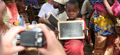 Les bronzés font de l’humanitaire