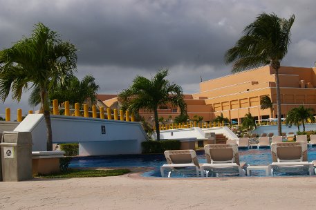 Illustration - A Cancun les climatiseurs ronronnent aussi fort que les conférenciers 