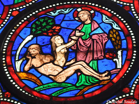 Adam et Eve. Détail d'un vitrail de la cathédrale du Mans.
