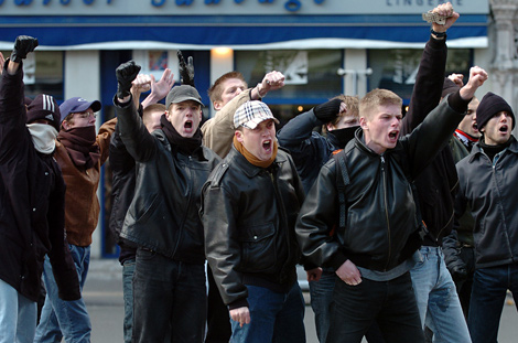 Illustration - Les « identitaires » s'affichent sans complexe - Lyon, 14/11/2004 : des militants des Jeunesses identitaires manifestent contre l'entrée de la Turquie dans l'Union Européenne. 
Photo : AFP / Jean-Philippe Ksiazek