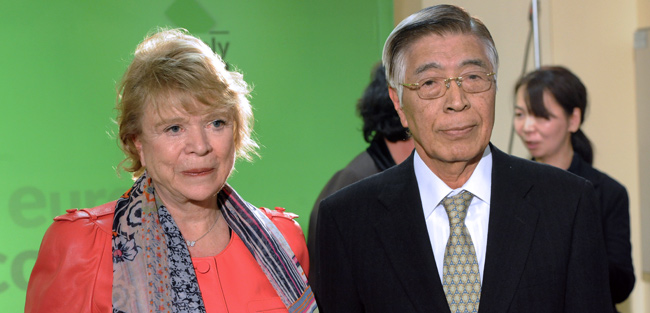 Eva Joly prend la pose avec Eisaku Sato ancien gouverneur de la province de Fukushima (Japon) - AFP / Mehdi Fedouachi