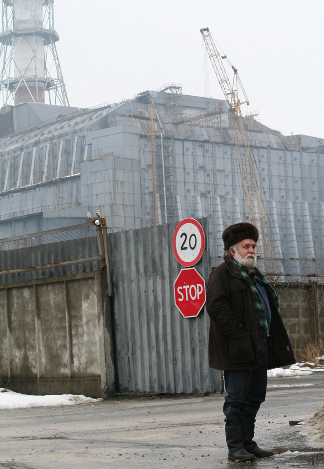 L'auteur devant le vieux sarcophage qui relâche de plus en plus de radioactivité