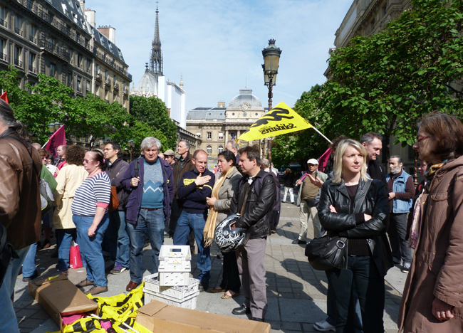 Jeudi 14 juin, 500 postiers d'Île-de-France protestaient contre l'assignation de collègues au tribunal par la direction de la Poste 