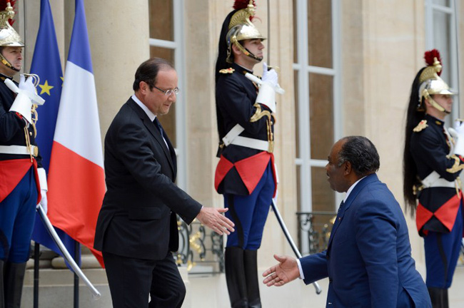 Poignée de main à l'Élysée entre François Hollande et Ali Bongo - Jeudi 5 juillet 2012