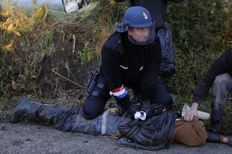 Arrestation à Notre-Dame-des-Landes, lundi 26 novembre 2012. - AFP / Jean-Sebastien Evrard