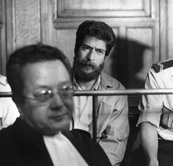 Georges Ibrahim Abdallah en 1986 au tribunal de Lyon, derrière son avocat Jacques Vergès. - AFP