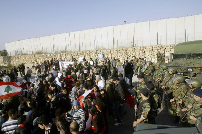 Deir Kifa, Liban, le 19 janvier 2013 : des manifestants demandent la liberation de Mr Abdallah devant la base française de la Finul (ONU). - AFP / MAHMOUD ZAYYAT