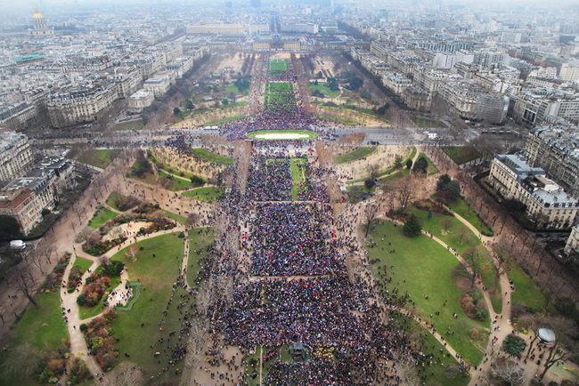 Le Champ-de-Mars se remplit, dimanche 13 janvier à 15 h - Photo : Nina Bontemps-Terry