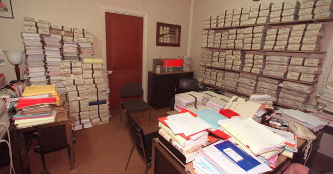 Les dossiers de l'affaire du sang contaminé, dans le bureau de Marie-Odile Bertella-Geffroy, le 21 octobre 1998. - JACK GUEZ / AFP