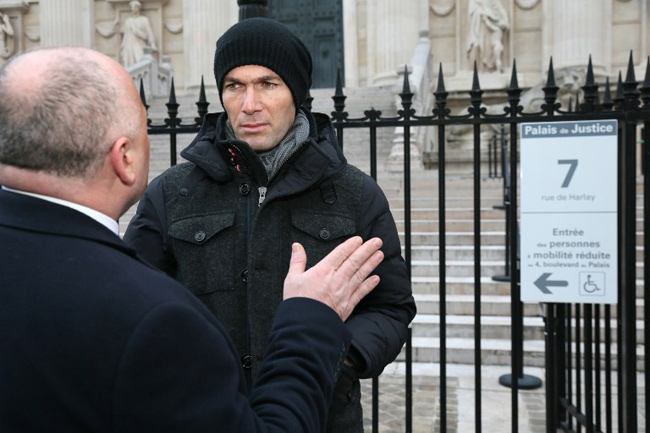 Zinédine Zidane, le 24 janvier 2013 devant le palais de justice de Paris. - AFP / Loïc Venance