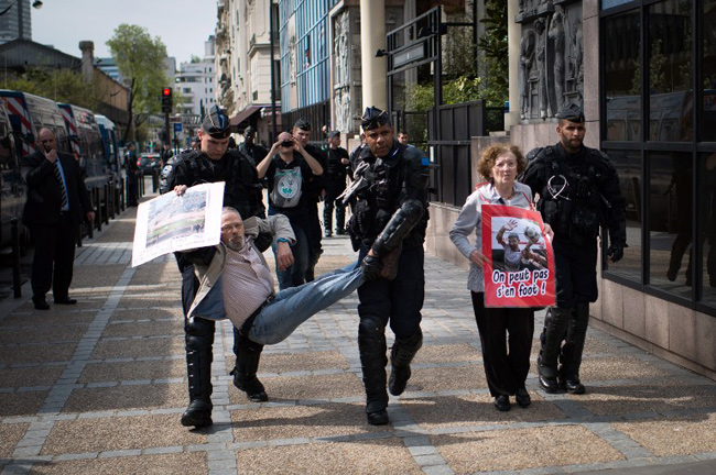 Mercredi 17 avril, devant le siège de la FFF, les manifestants sont interpellés pour un contrôle d'identité. - MARTIN BUREAU / AFP