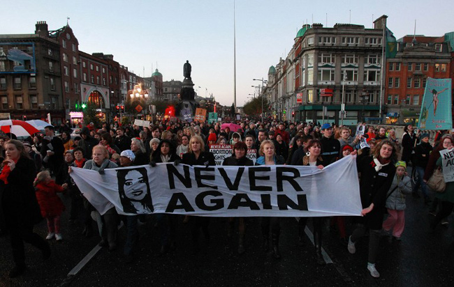 Dublin, 17 novembre 202, manifestation en mémoire de Savita Halappanavar et pour le droit à l'avortement. - PETER MUHLY / AFP