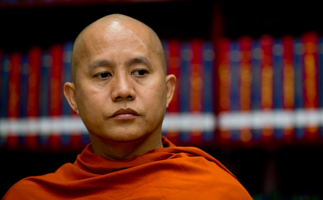Le moine Wirathu, leadeur du mouvement extrémiste numérologiste « 969 ». - [Capture d'écran->http://www.japantimes.co.jp/news/2013/04/30/asia-pacific/new-numerology-of-hate-takes-root-in-myanmar/#.UYOHzSv_5pR]