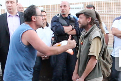 À Décines, les opposants au stade accueillent des Roms et soulèvent l’hystérie des riverains