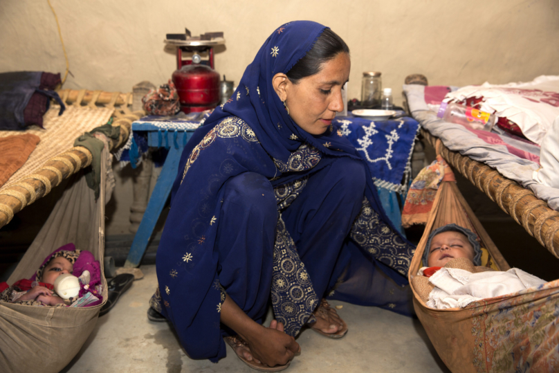 Fatima vient d'avoir des jumelles. Elle a accouché chez elle car l'hôpital le plus proche est à 70km. Alors que la naissance d'un garçon est célébrée par des tirs de fusil, celle d'une fille est accueillie sans aucune joie ni festivité. Khyber Pakhtunkhwa, Pakistan, 2013. - Sarah Caron