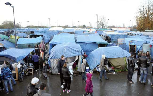 Illustration - Immigration : Hollande poursuit la politique de Sarkozy - Regroupement de demandeurs d'asile réfugiés sur un parking de Metz, le 13 Novembre 2013. (JEAN-CHRISTOPHE VERHAEGEN / AFP)
