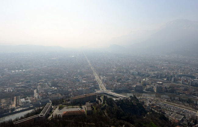 Grenoble, ville coutumière des pics de pollution a été durement touchée par les mesures de restriction, dix jours avant le premier tour des municipales. - JEAN-PIERRE CLATOT / AFP