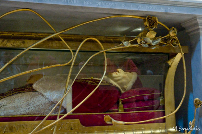 Illustration - Valls au Vatican pour la canonisation de deux papes, le PS choqué - Tombeau de Jean XXIII, basilique Saint-Pierre de Rome.
