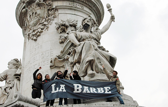 Illustration - «Barber ces hommes qui nous gouvernent» - Place de la République, Paris, mars 2009 (JACQUES DEMARTHON/AFP)