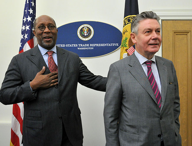 Illustration - TTIP: le débat explosif qui attend les députés - Le secrétaire d'Etat américain au commerce Ron Kirk le commissaire européen au commerce Karel De Gucht à Washington, le 16 décembre 2010. (Photo: KAREN BLEIER / AFP)