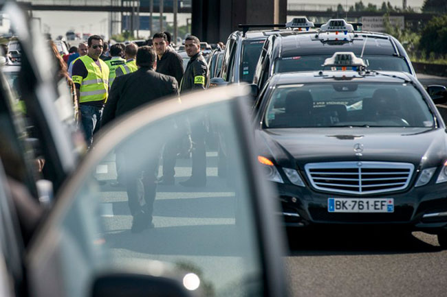 Illustration - Les taxis dans l’ombre des lois européennes - Manifestation de taxis sur l'autoroute A1, près de Roissy, le 11 juin (AFP PHOTO / FRED DUFOUR)