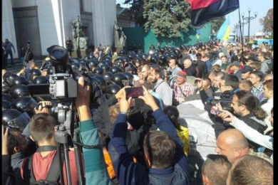 Ukraine 16 septembre : le Parlement pris d’assaut par des manifestants