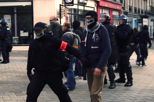 Policiers français avec des masques de tête de mort, Nantes 2 novembre 2014 