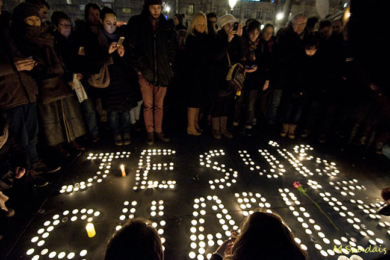 Des rassemblements poignants en hommage aux victimes de Charlie Hebdo