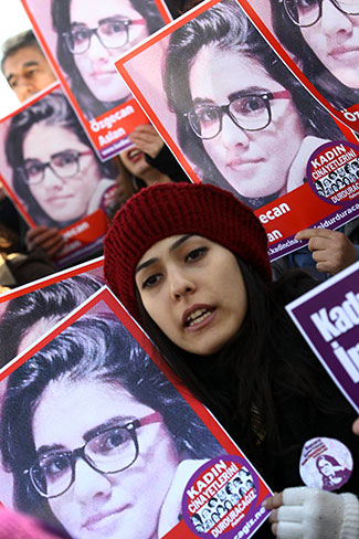 Une femme défile avec un portrait d’Özgecan Aslan, à Ankara, le 21 février 2015. - Crédits : ADEM ALTAN / AFP
