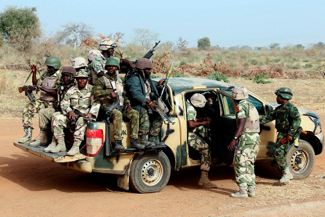 Illustration - Nigeria: Élections à hauts risques le 28 mars - Patrouille de l’armée nigériane à Chibok, dans le nord du Nigeria, le 5 mars 2015, où des hommes armés de Boko Haram ont enlevé plus de 200 filles l'année dernière. AFP PHOTO / dimanche AGHAEZE