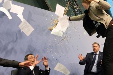 Mario Draghi attaqué à coups de confettis