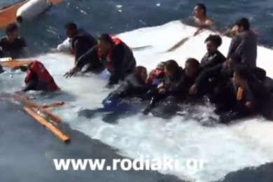 Vidéo : 200 migrants syriens s’échouent à 50 m d’une plage grecque