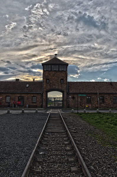 Auschwitz - [Image->http://commons.wikimedia.org/wiki/File:Auschwitz_II_(Birkenau),_april_2014,_photo_1.jpg] Agatefilm, sous licence [CC->http://creativecommons.org/licenses/by-sa/3.0/deed.fr].