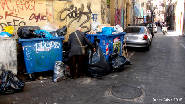 Cueillette... dans les ordures. Athènes, avril 2015 