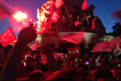 Place de la République, les Parisiens saluent la victoire des Grecs