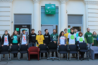 COP 21 : Des activistes réquisitionnent 12 chaises à la BNP