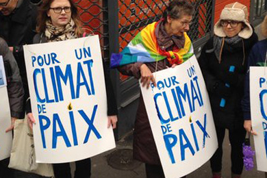 A Paris, une chaîne humaine bon enfant et une manifestation tendue