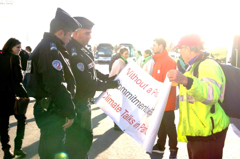 Illustration - Climat: coulisses de la conférence COP 21(6) La police censure les banderoles des militants au Bourget! 