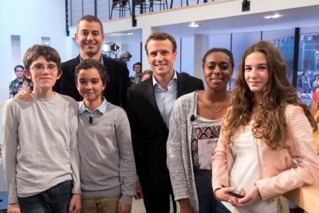 Zachary, Ayoub, Elodie et Katarina en compagnie d'Ali Baddou et Emmanuel Macron. Crédit:  Jeff Lanet/Canal + 