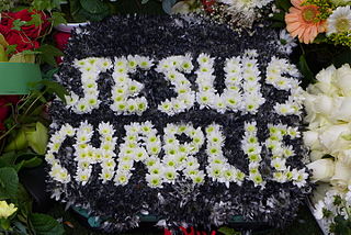 Couronne mortuaire Je suis Charlie, sur la tombe de Tignous - <a href=