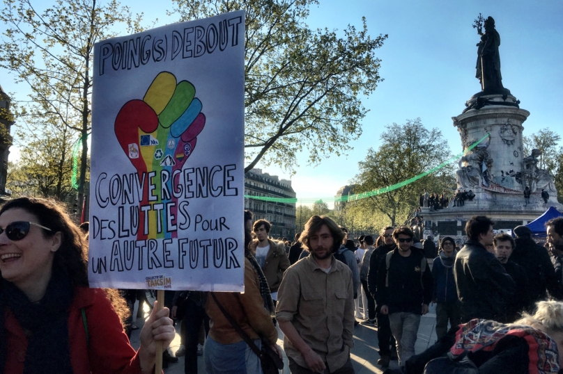 Place de la République, Politis dans les bacs de la #Bibliodebout !