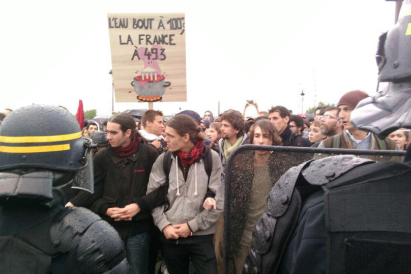 Contre le 49.3 : des centaines de manifestants devant l’Assemblée