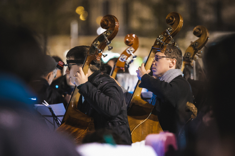 Orchestre debout : Joueurs de lutte