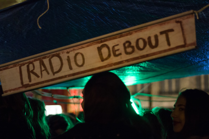 Demandez Le Poing ! Écoutez Radio debout !