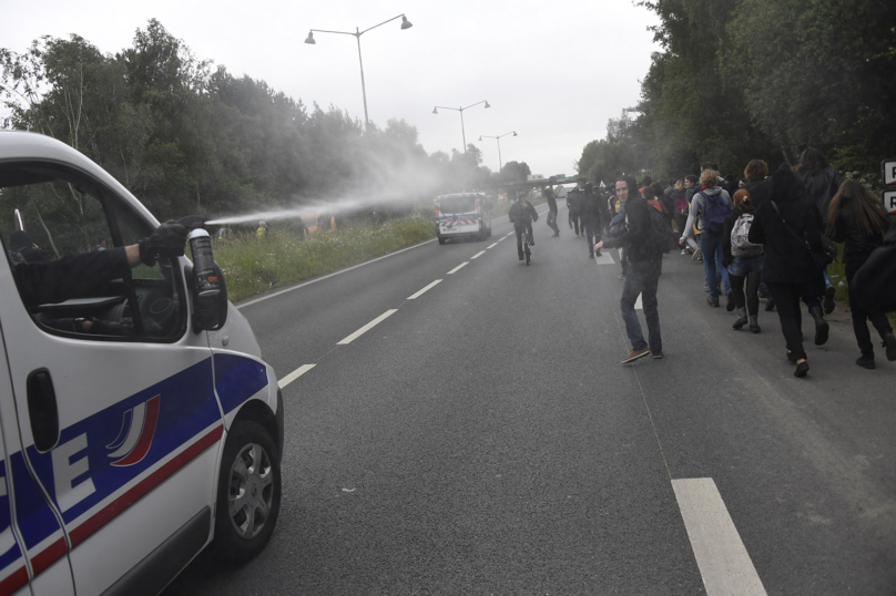 Rennes : la police charge en voiture des manifestants, et les blesse