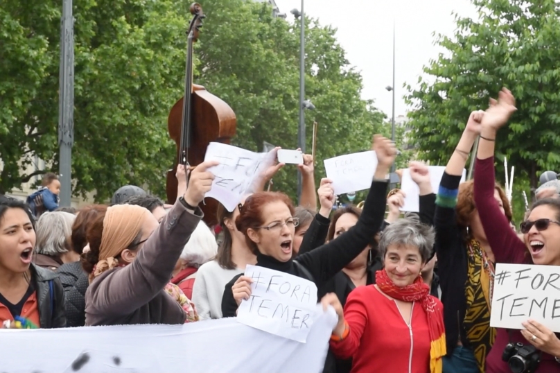 À Paris, l’Orchestre debout joue contre le coup d’État au Brésil