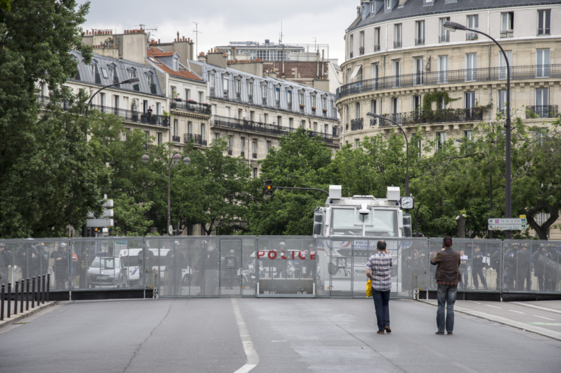 Valls-Cazeneuve : ceux qui ont interdit la rue à nos enfants !