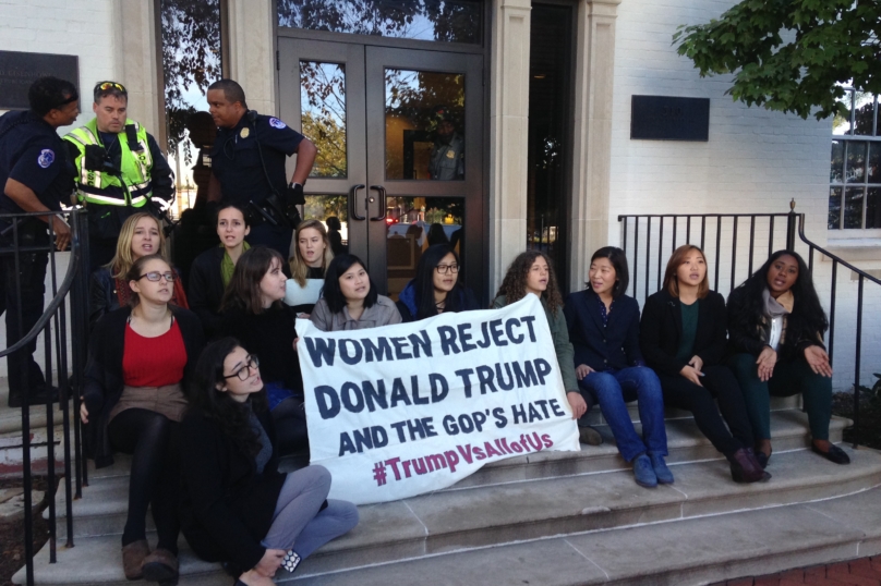 Des femmes américaines manifestent contre Trump et son sexisme, son racisme, son homophobie…