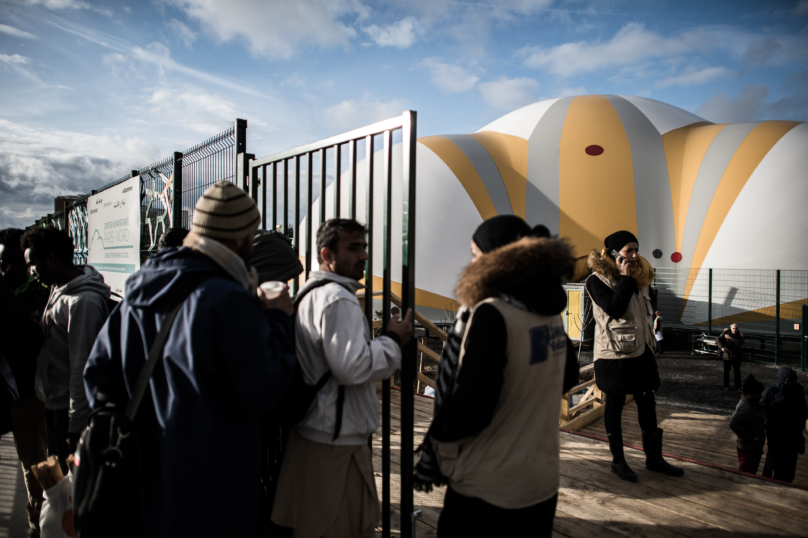 Centre pour migrants à Paris : la dystopie d’Utopia 56